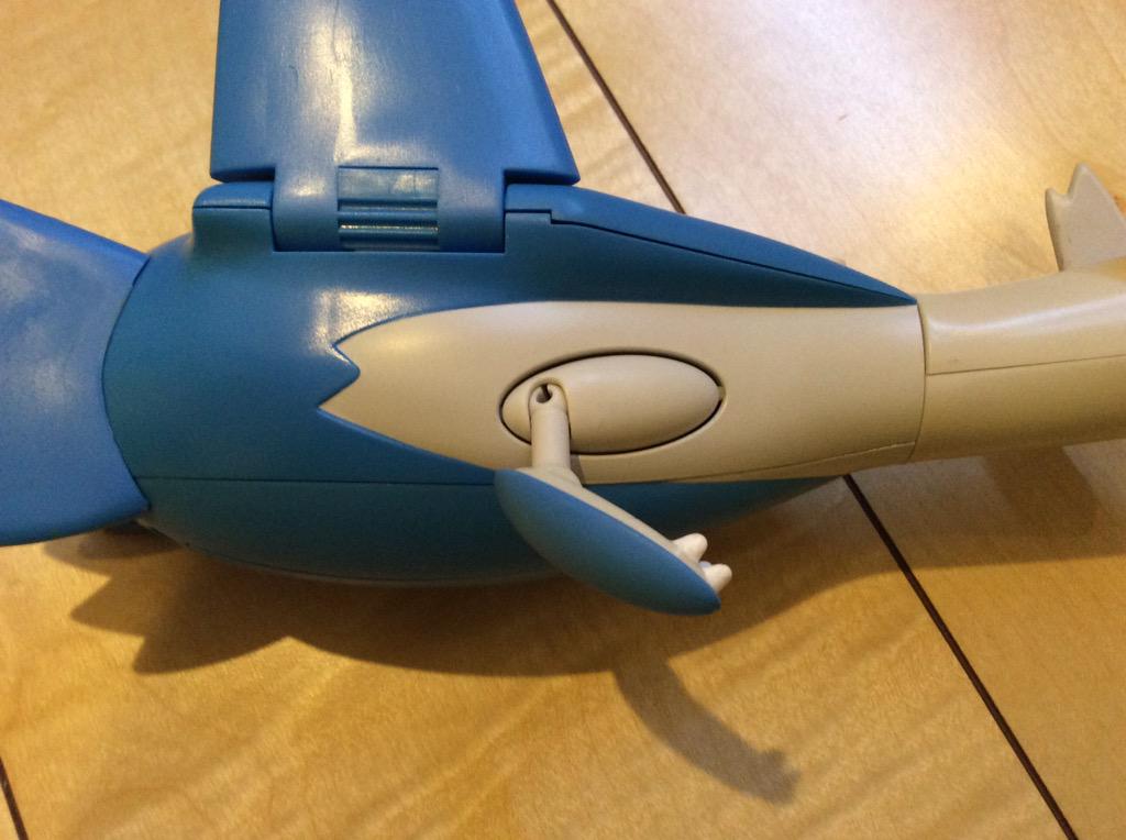 設定通り腕が収納できる素敵ラティオスのおもちゃ