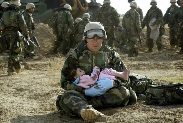 hwtnv 2003年のイラク戦争で、アメリカ軍の衛生兵が戦闘の混乱で家族と