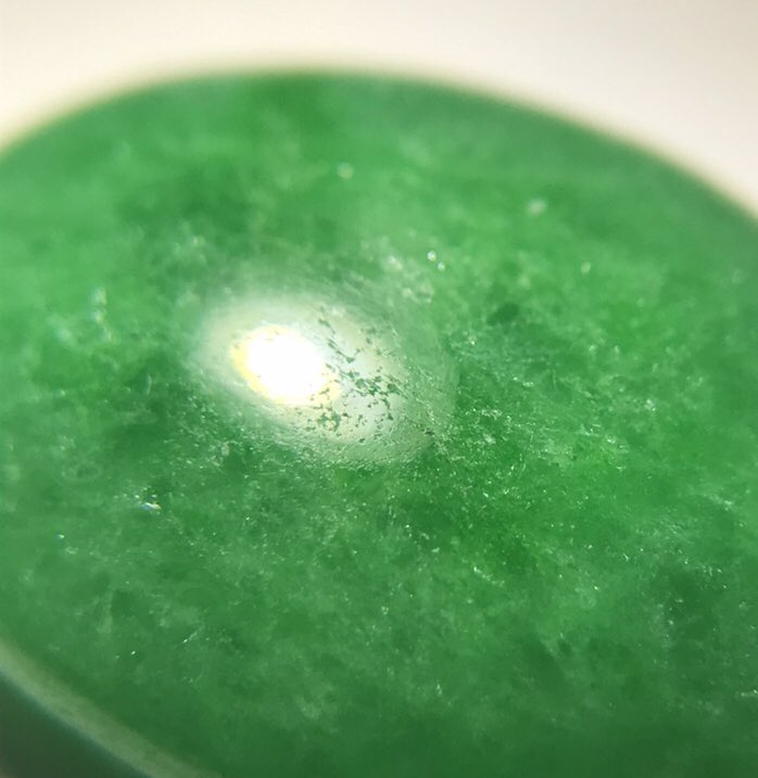 含浸翡翠(B貨)の見分け方💡 キラリと光らせたときに表面にヒビが見え