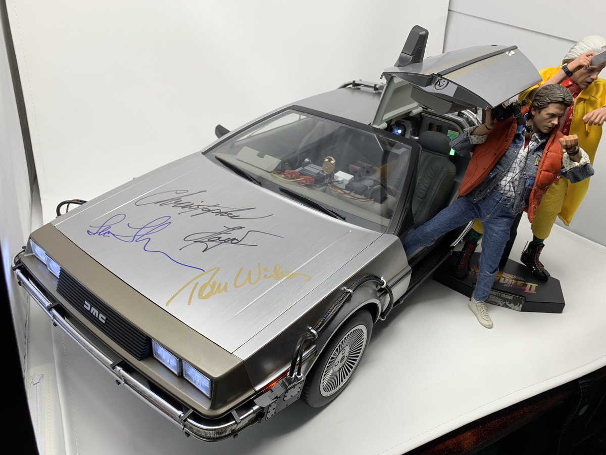 ホットトイズのデロリアンのボンネットにドクとビフとロレインにサイン