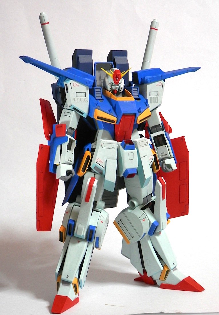 旧キット1/100ZZガンダム完成（1） 白はアニメ風の少し青緑がかった