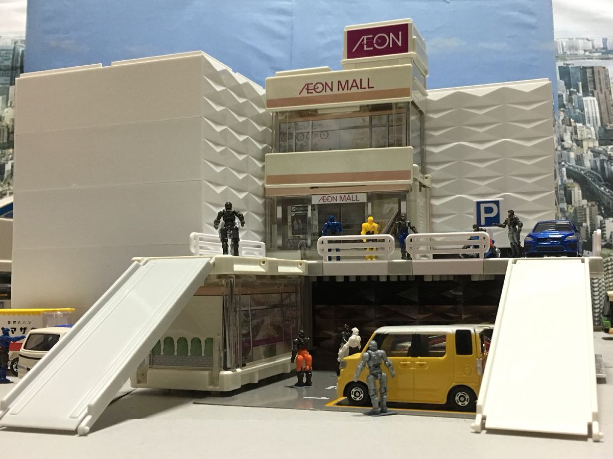 トミカのイオンモールはサイズがちょっと小さいけど・・ダイソーの