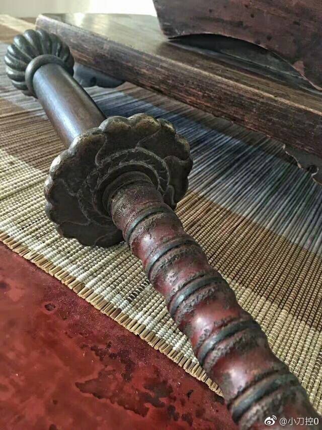 鉄鞭】 明代の鞭の作例。長さ約90cm 鞭には双鞭と単鞭があるが、この