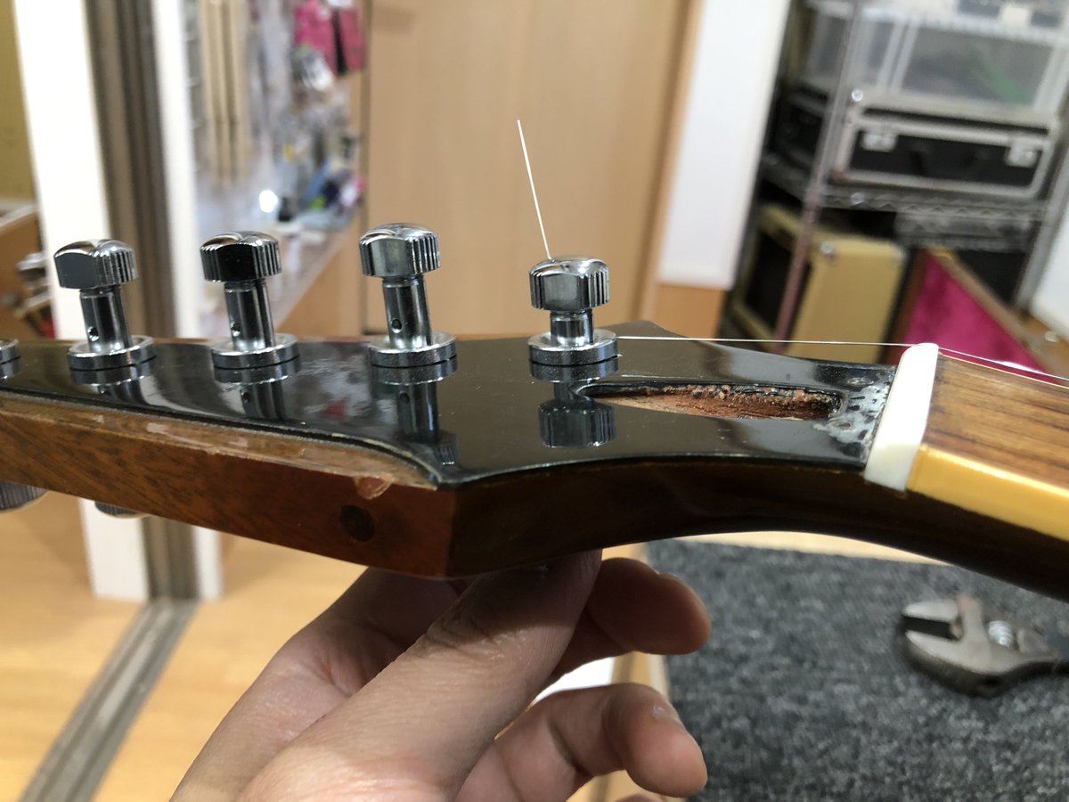 Gibson Firebirdのバンジョーペグを、Steinbergerのギヤレスチューナー