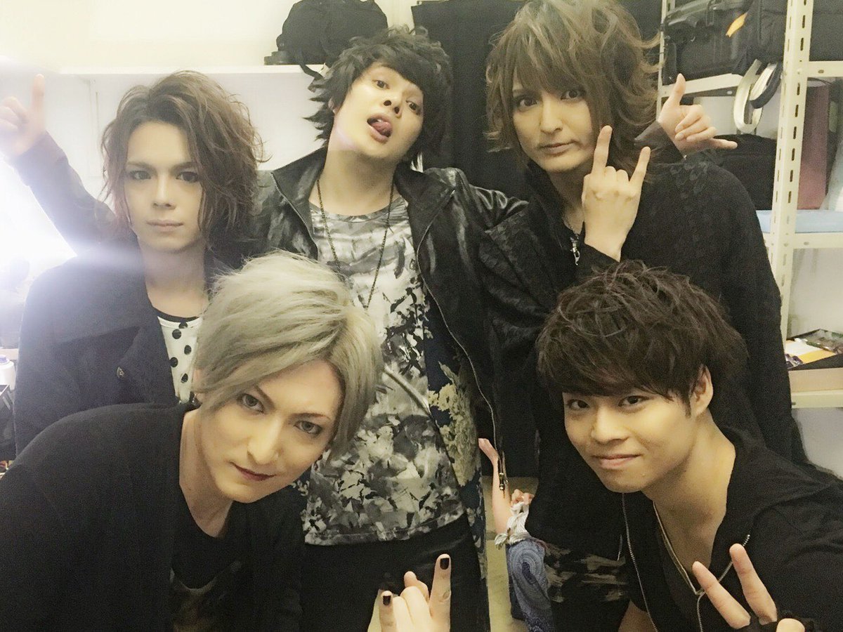 今日は初台DOORSにて摩天楼オペラの初サポートでした！ 叩いてて