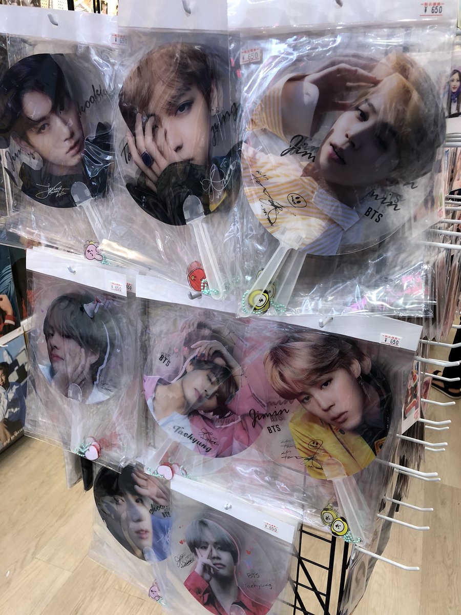 BT21のチャーム付き😍❤️ クリアうちわを発見！ BTSのマンネライン