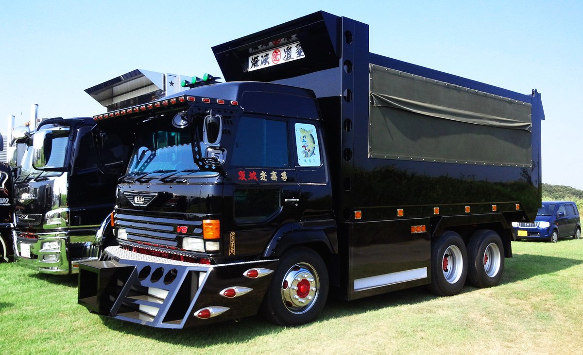 デカ箱でお馴染みの海峡道塾所属のドルフィンのデカ箱は、全体を黒に