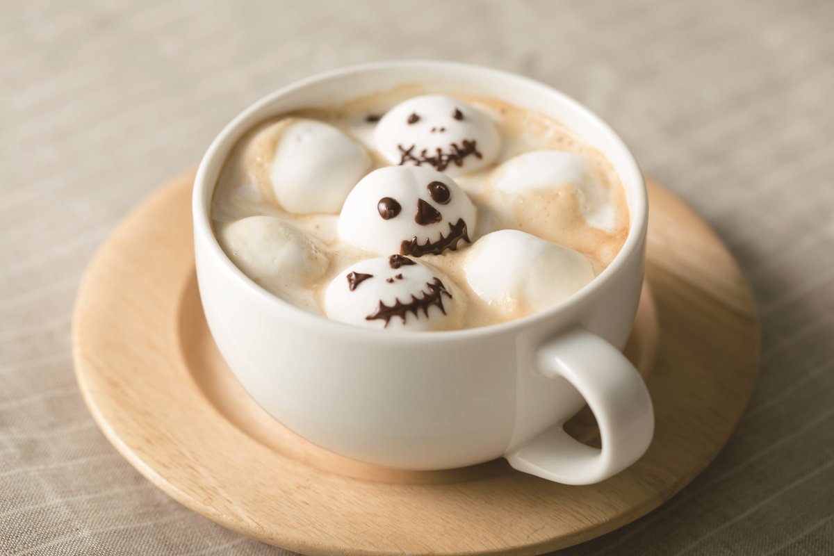 白いマシュマロにチョコペンで顔を描き、コーヒーなどに浮かべたり