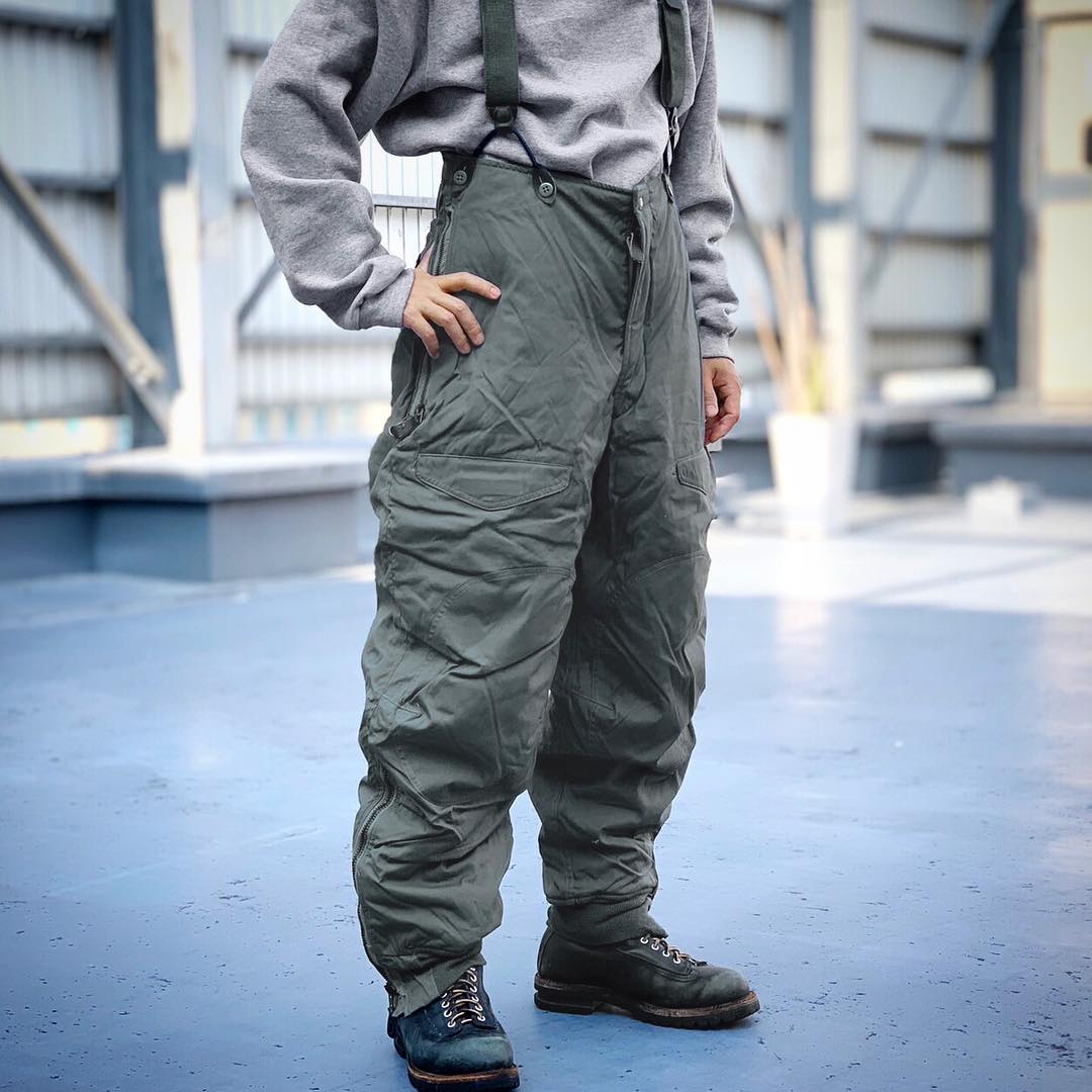 防寒用のオーバーパンツでナイロンコットンのシェルに中綿入りの非常に