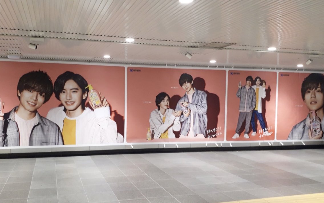 本日より、大阪・梅田(ムービングウォーク横)にも 手ピカジェルの巨大