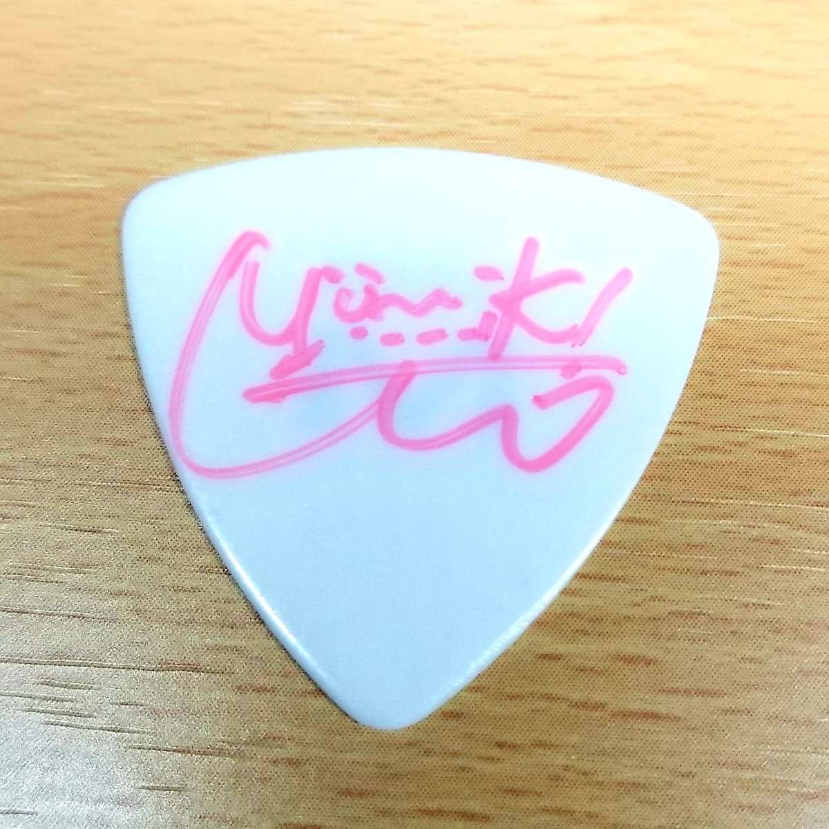 元KIRINJI のギタリスト、弓木英梨乃さんのサイン入りピック。弓木さん