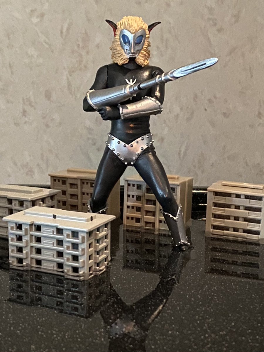 アルティメットルミナスのマグマ星人を撮影してみた。黒いトレーに水を