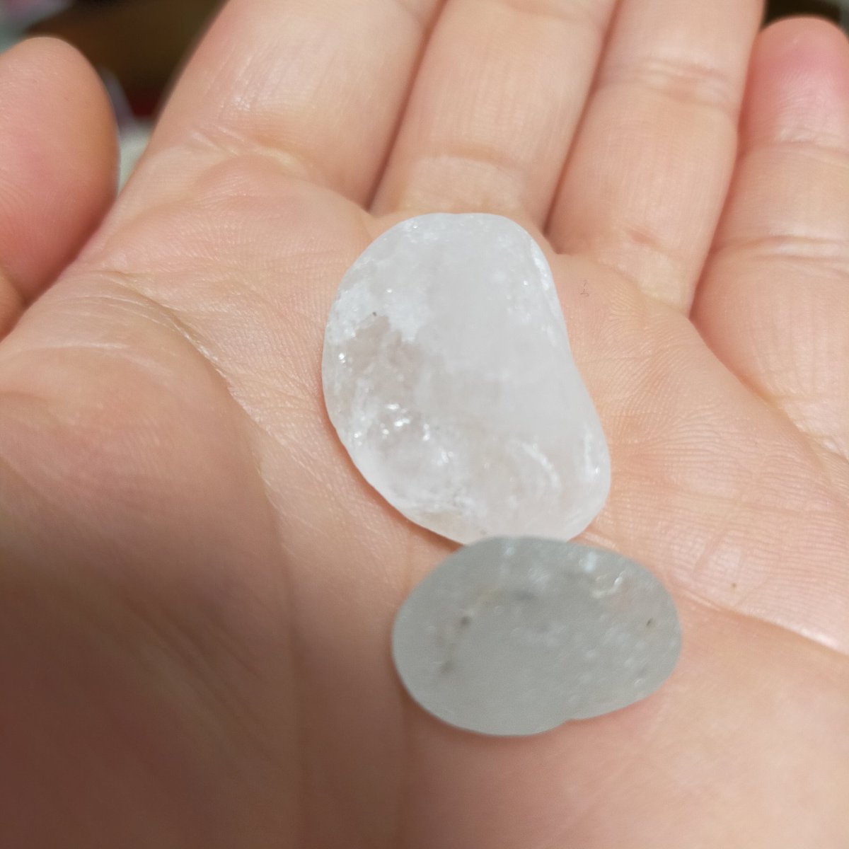 海で拾った石なんだけど、半透明で綺麗。なんて名前の石かわかるひと