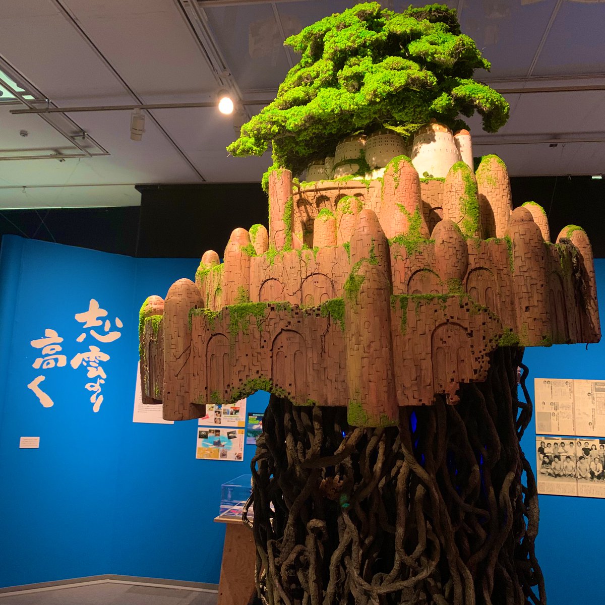 写真撮影可能コーナーでもある、ラピュタの造形展示。 飛翔シーンをお