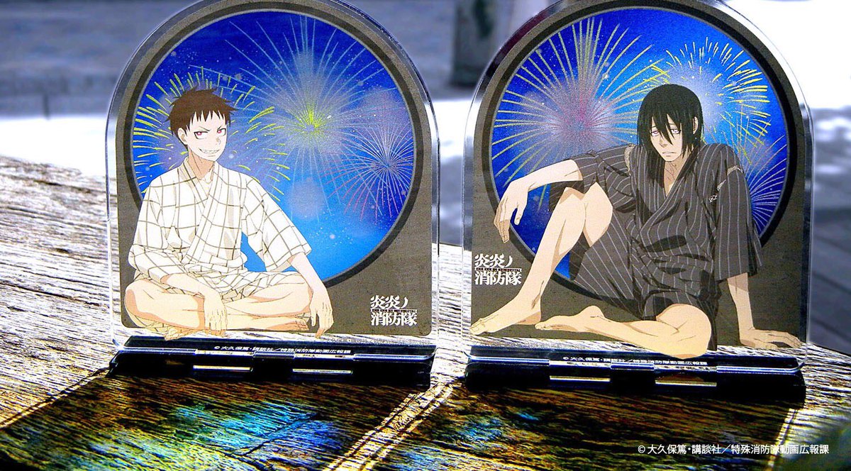 TVアニメ「炎炎ノ消防隊」より、花火を背景に座る森羅日下部と新門紅丸
