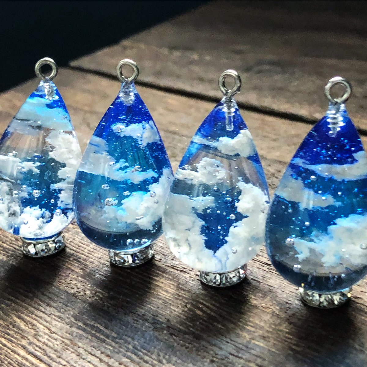 青空の雫ペンダントいろんな形の雲を閉じ込めました(^^) #レジン #星の