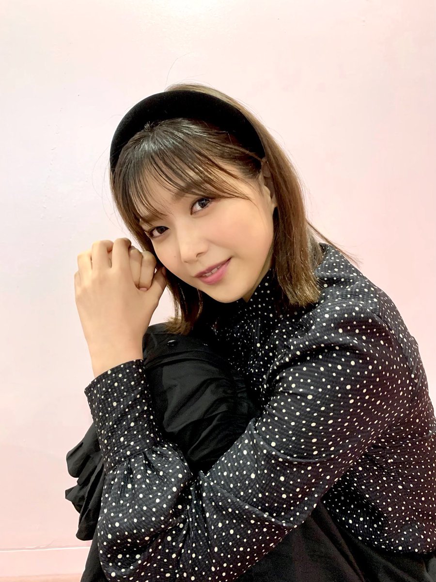 欅坂46渡邉理佐1st写真集「無口」大好評発売中【公式