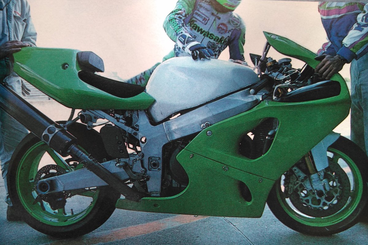 塚本昭一選手が乗った96年型カワサキZX-7RRの試作スーパーバイク車です