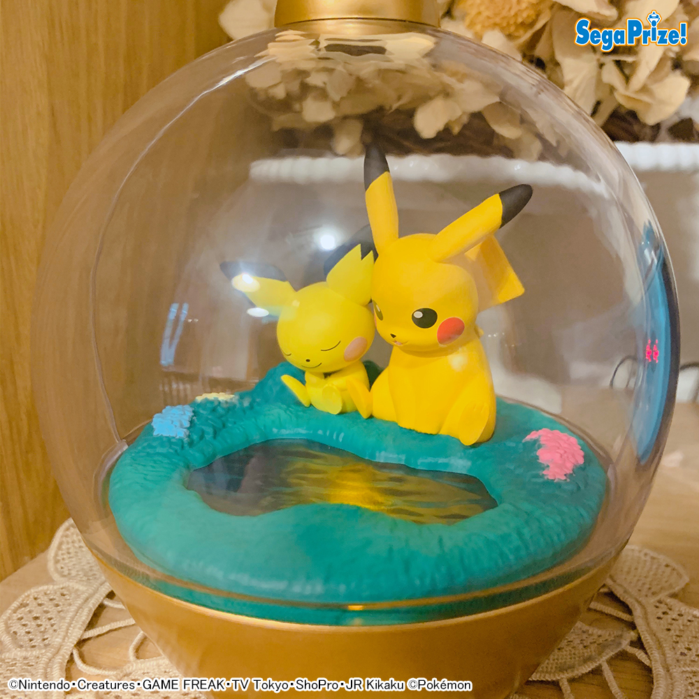 プライズ】 小さなボールの中で眠るピチューと 池を覗くピカチュウの姿