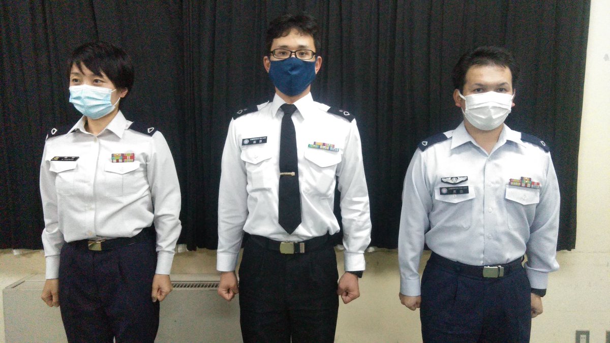 陸、空自衛官は第2種夏服、海上自衛官は、第2種制服ダル。(ネクタイの