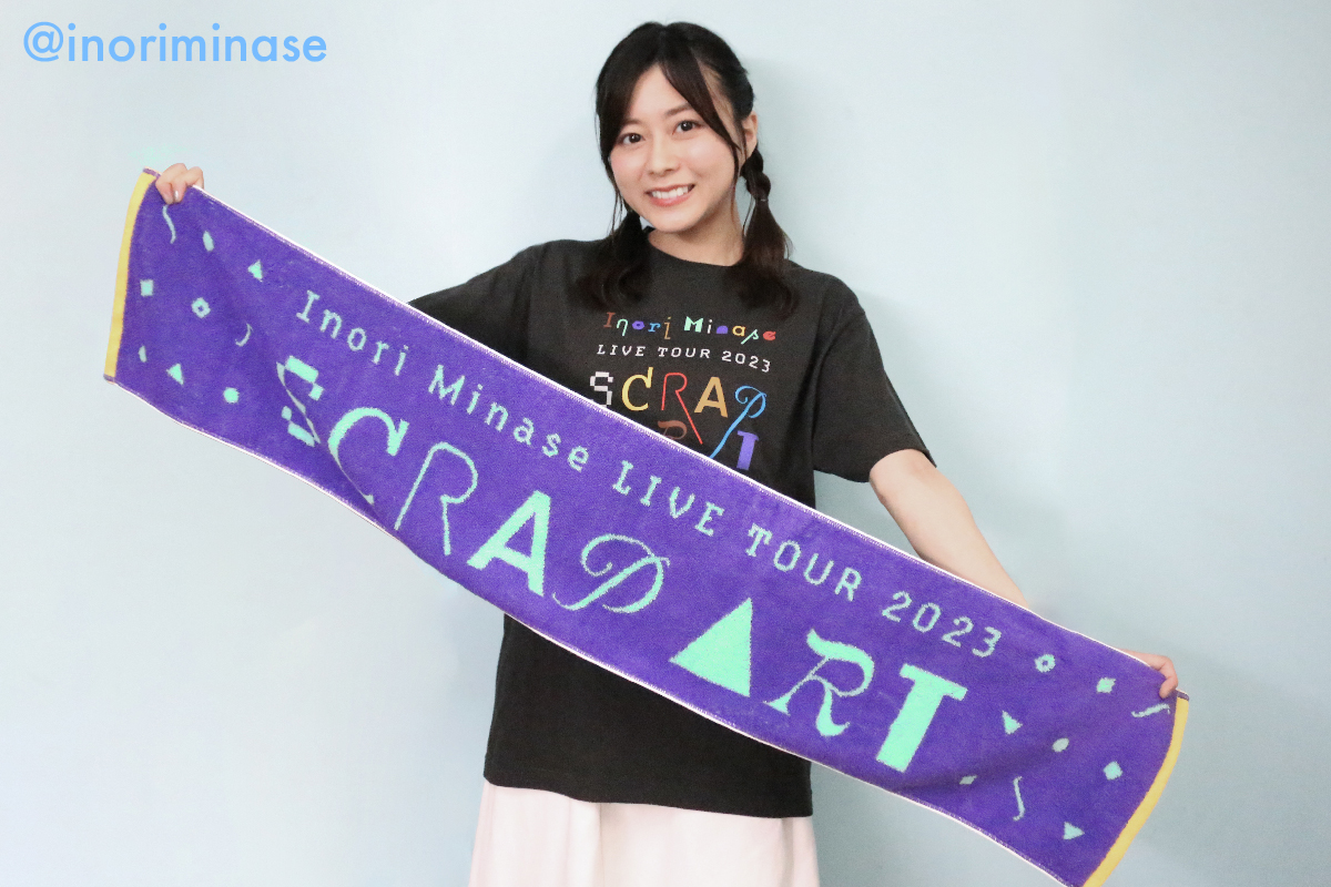 今回はいつもの7色にバイオレットが追加された8色仕様のペンライトと