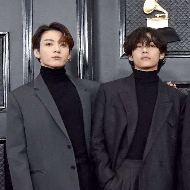 200126 グラミー賞授賞式 黒のタートルネックと黒スーツでお揃いのよう