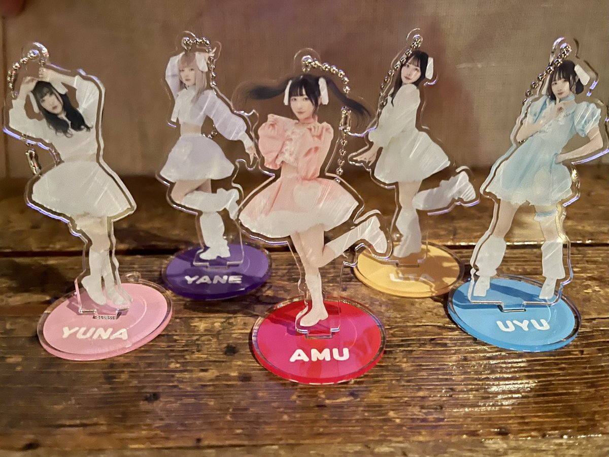 新衣装バージョンのアクスタあむちゃん、ツインテが生きてるので買った