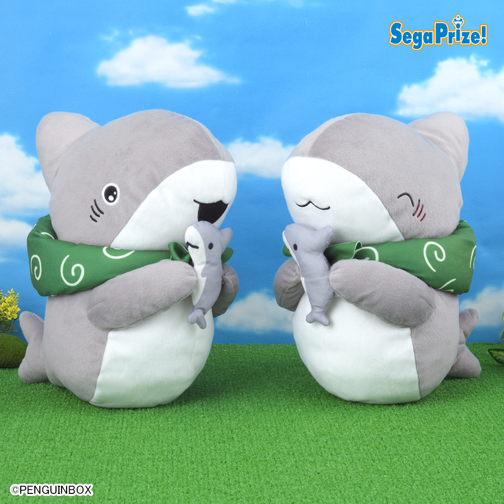 プライズ】 『おでかけ子ザメ』より、「サメのぬいぐるみ」を抱いた