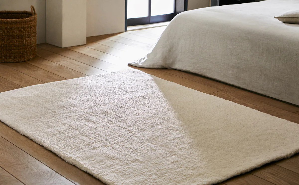 ソフトエクリュの色合いがリビングに優しく馴染む、フェイクファーラグ