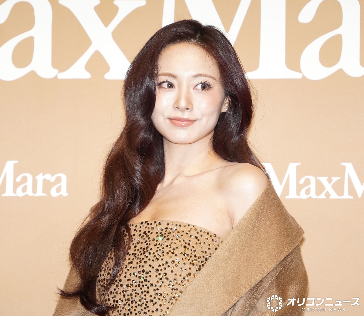 TWICE・ツウィ、きらびやかなドレス姿で魅了✨ “ゆるぎない自信”を語る