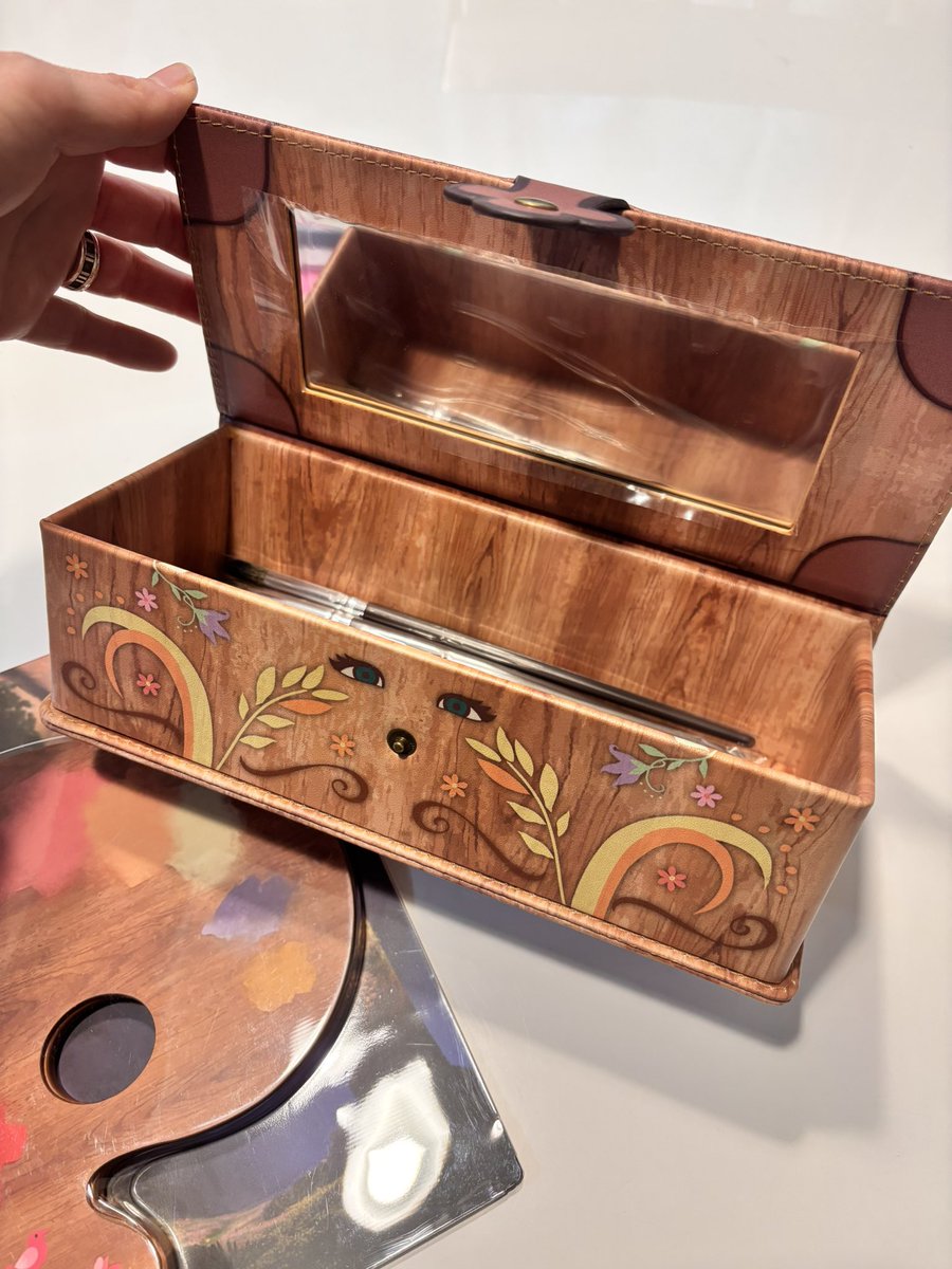 ちはるさん×しまむら買えた🤗ラプンツェルのメイクブラシセット入れ物