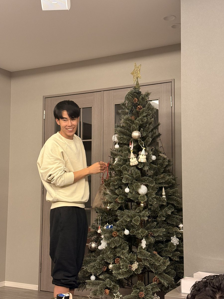 明日おれ撮影でいないから」 クリスマスツリーしまってる人なう