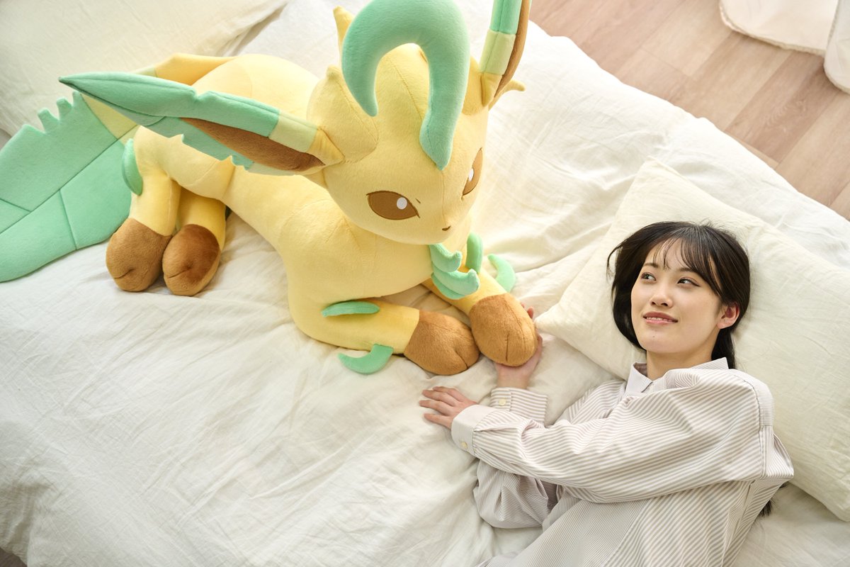 ポケセンオンラインにて等身大ぬいぐるみ(寝そべり)「リーフィア