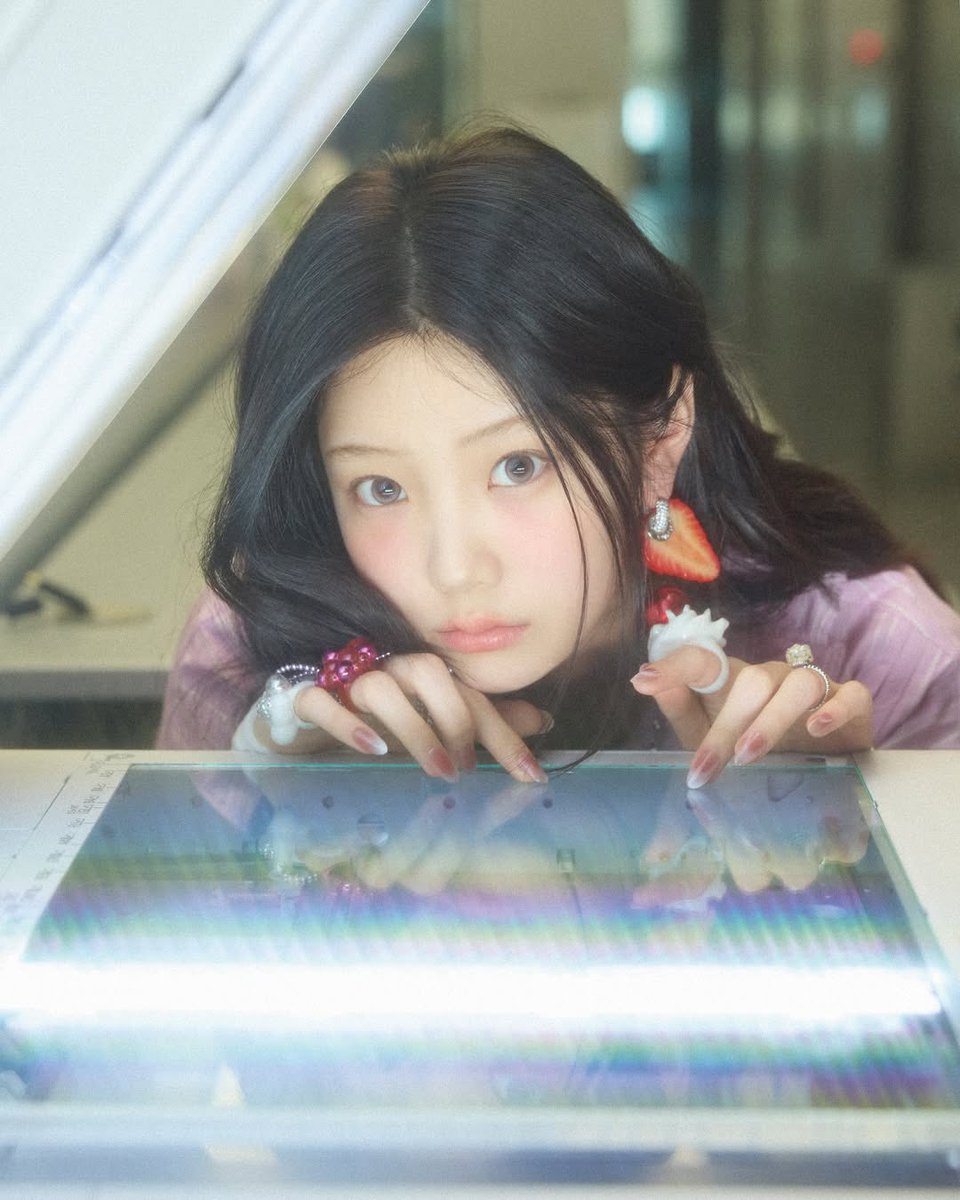 bomb ウォンヒ ポラロイド yzy illit