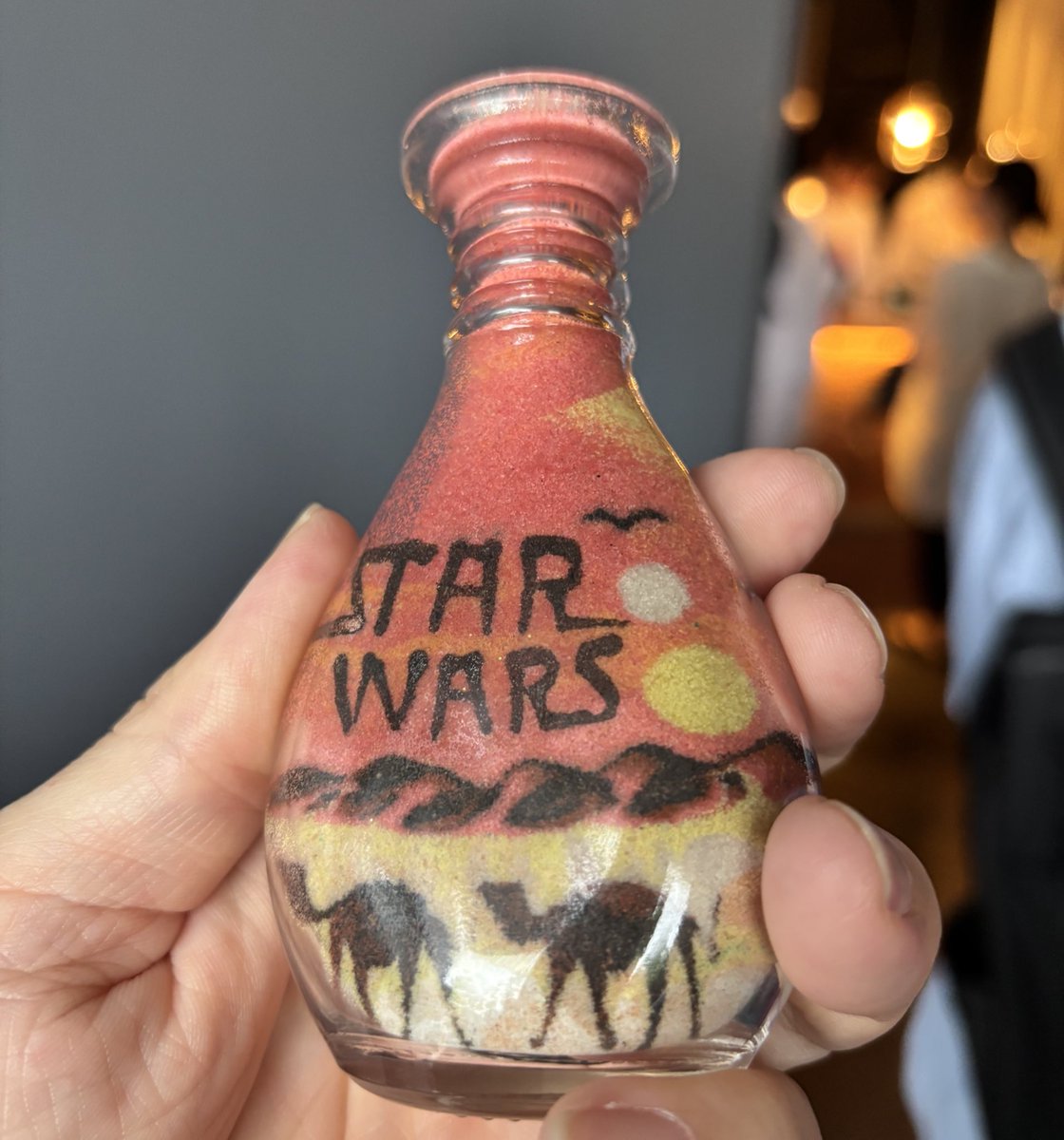 大阪万博 #ヨルダン館 のサンドアート、ほんとすごい！文字だけ描い