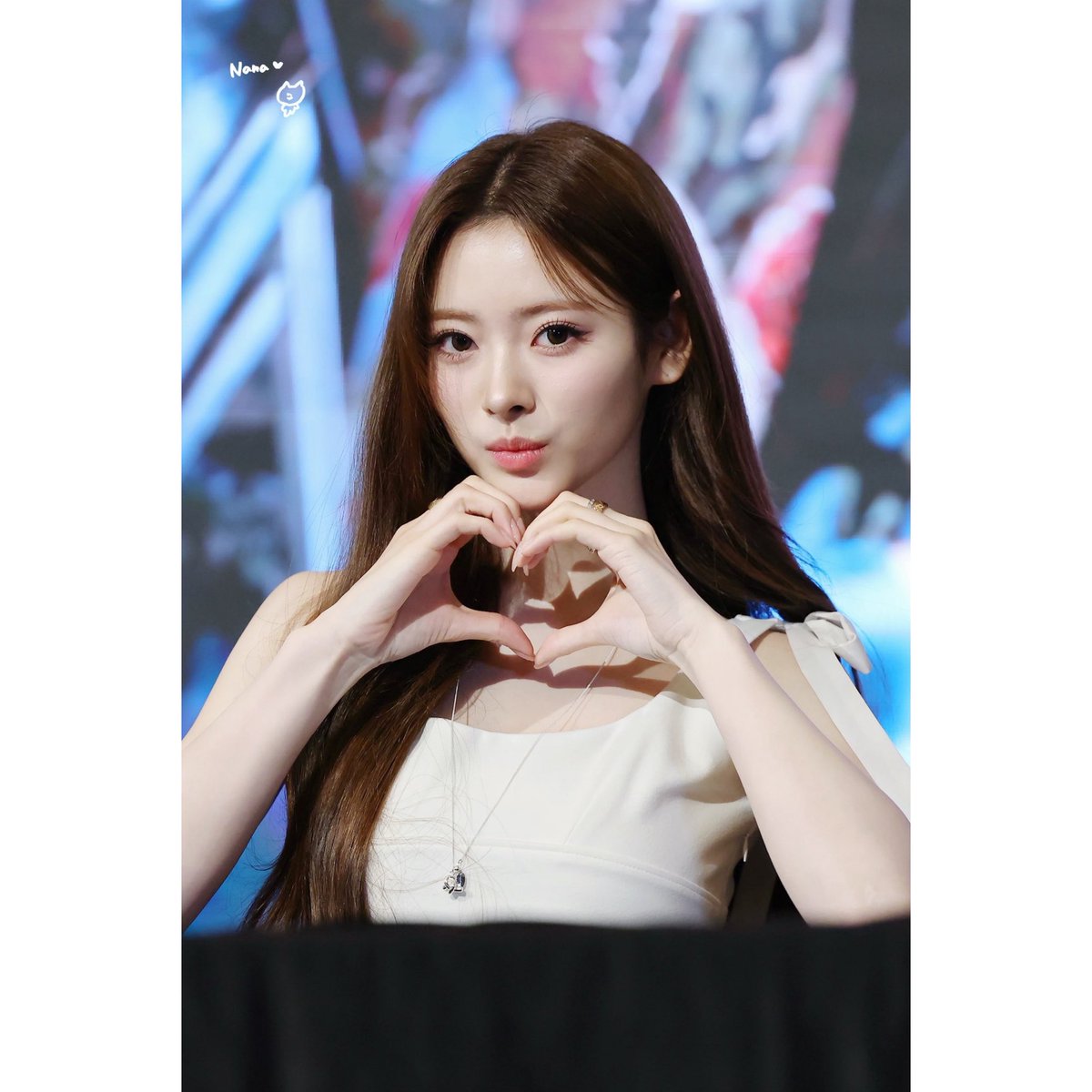 250705 — Anna at offline fansign in Taipei wearing sandro , chanel