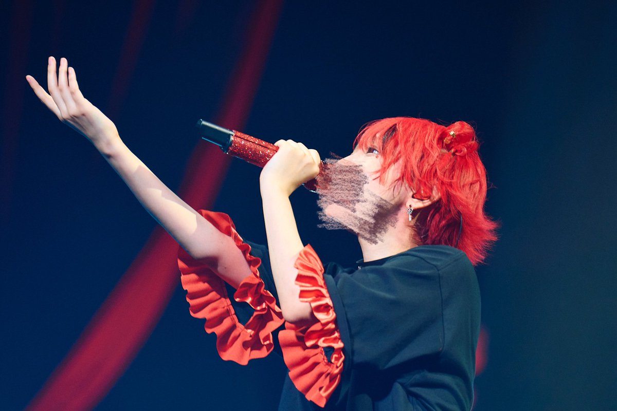 真っ赤なペンライトを幸せそうな顔で眺める俺