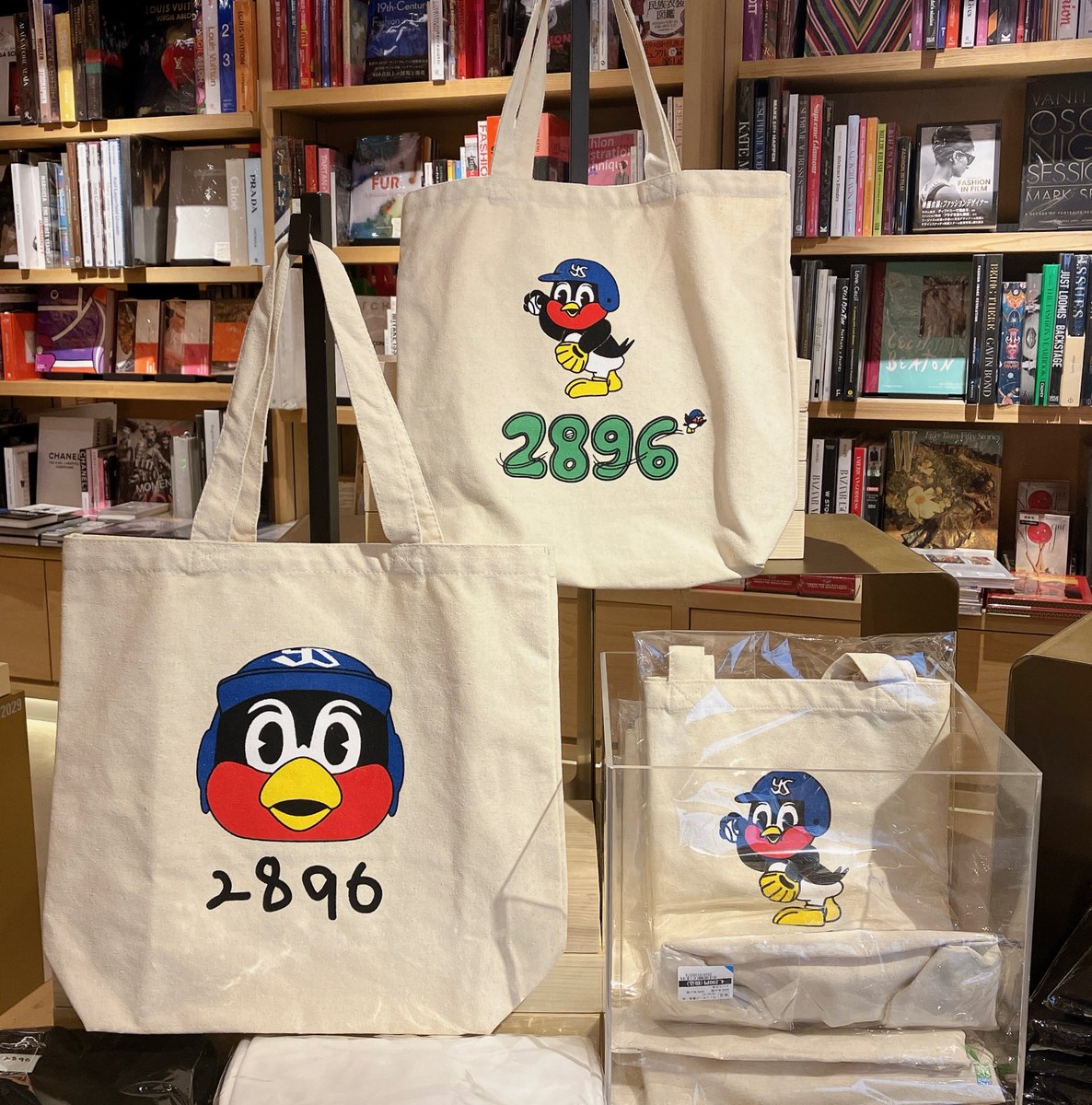 東京ヤクルトスワローズのマスコット・つば九郎をモチーフににした球団