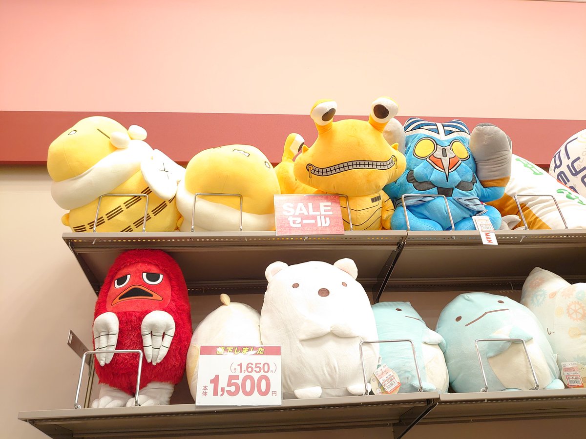 しまむら に行ったらゴジラとウルトラマンの怪獣達がいっぱいいて笑っ