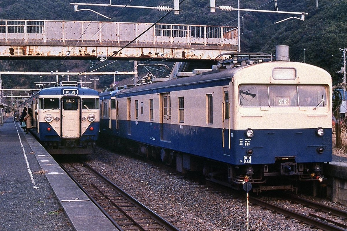 クモユニ74 104 千ﾏﾘ クモユニ74104は塗装塗り分けラインの高さ幅が