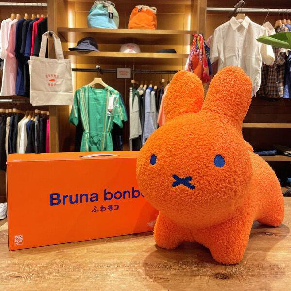 ides × MEDICOM TOY〉 〈BEAMS〉のコーポレートカラーであるオレンジに