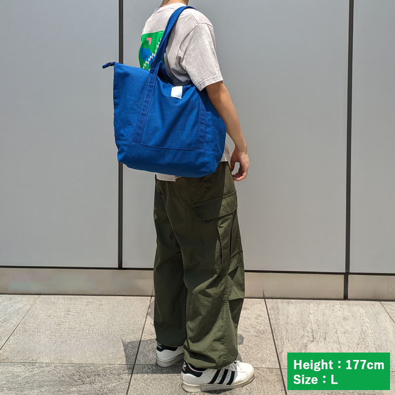 ダブルハンドルトートバッグは背面にループがついていて、キャリーオン