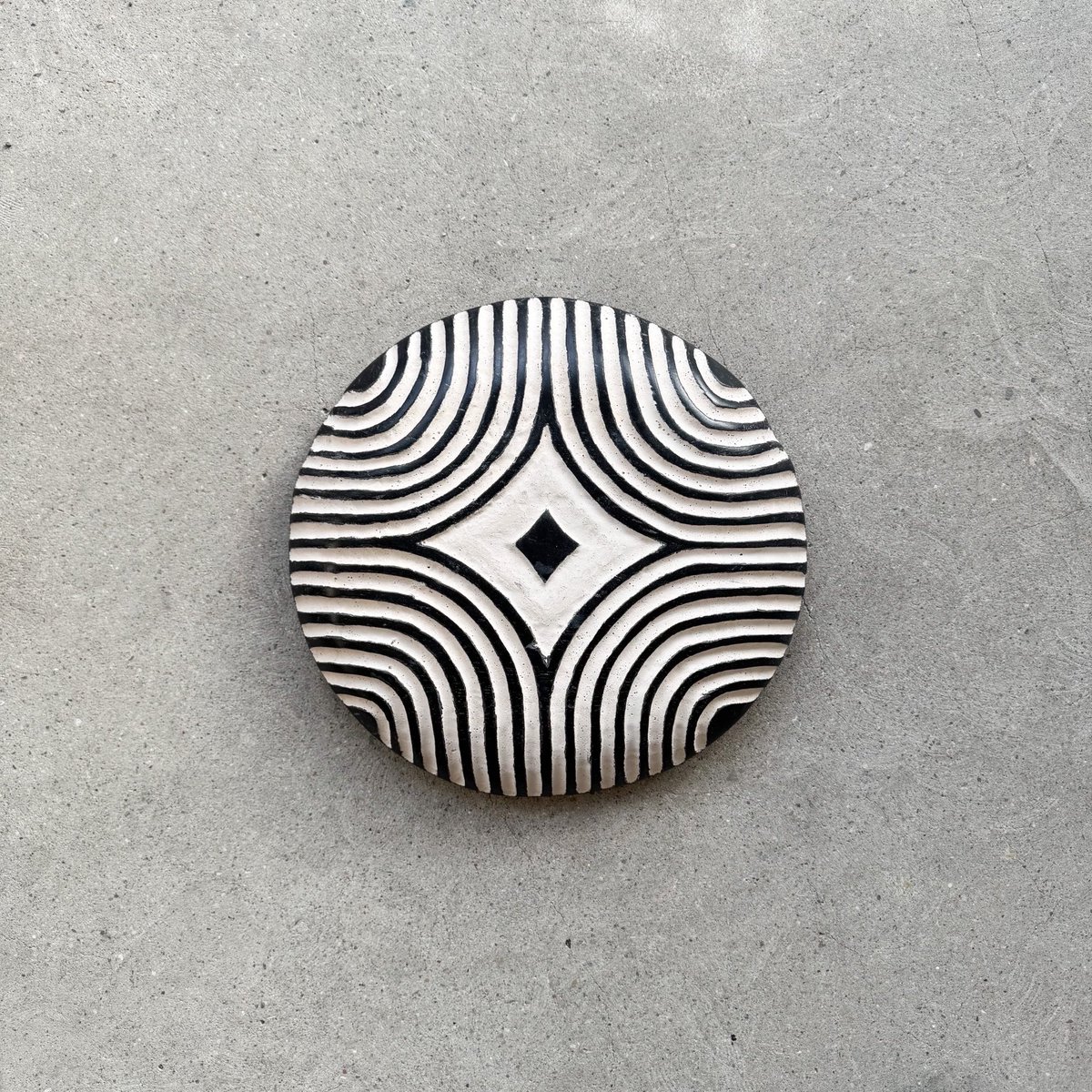 カメルーンのバミレケ族の盾が再入荷しました。 店主がこれ大好きなん