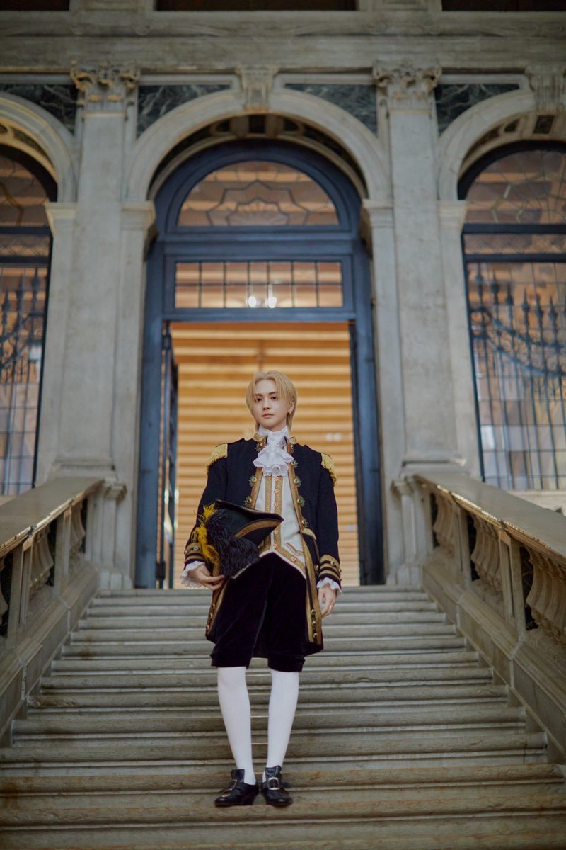 こんばんは、スタッフです🚘 皆さんが、北人さんのアクスタを持って