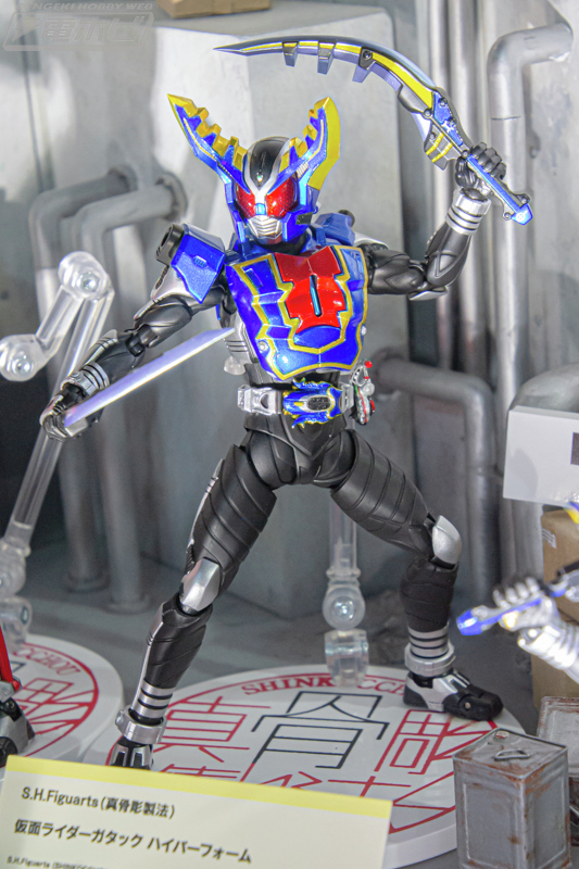S.H.Figuarts(真骨彫製法) 仮面ライダーガタック ハイパーフォーム