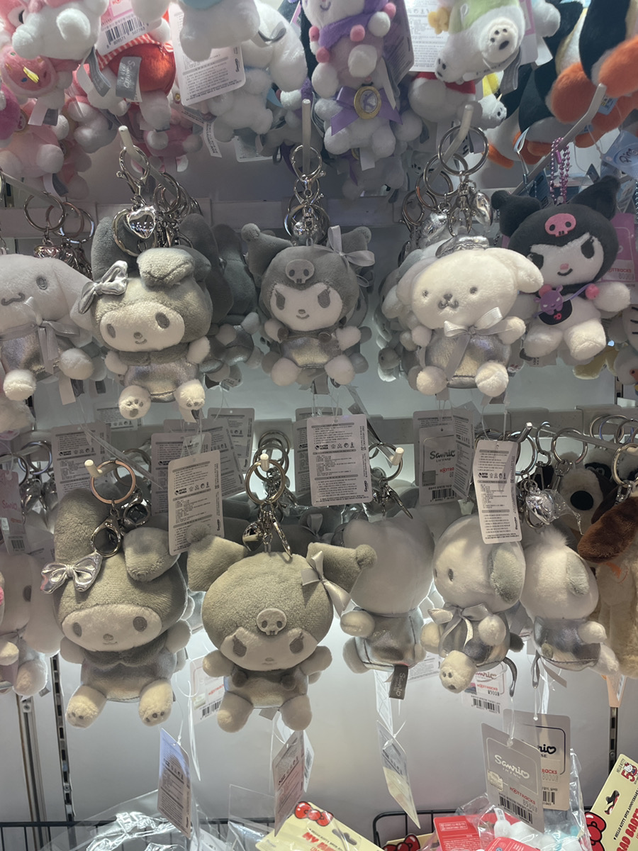 韓国女子たちのバックによく付いているシルバーのサンリオキーホルダー