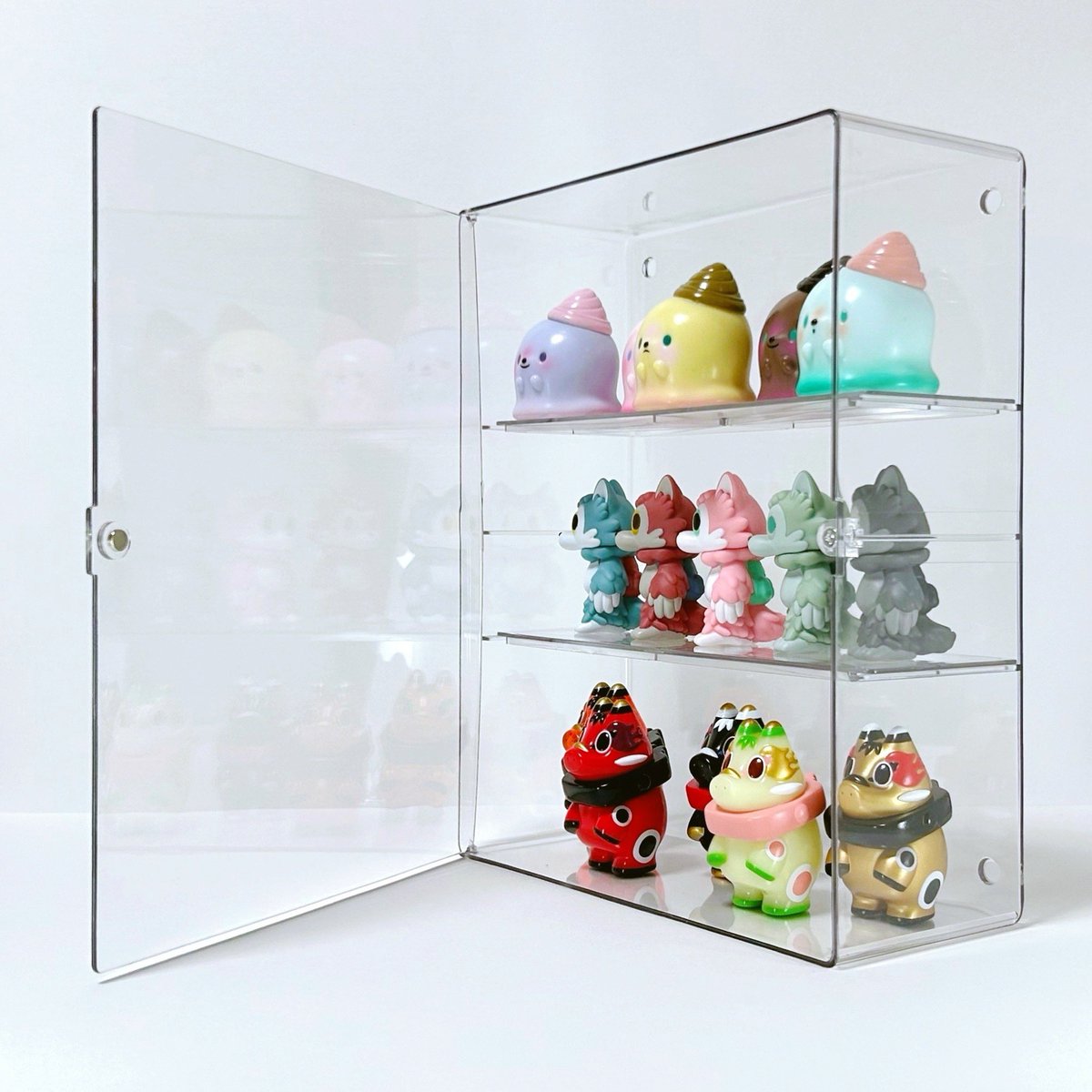 ダイソーで《壁にも付けられるディスプレイケース 3段》があったので