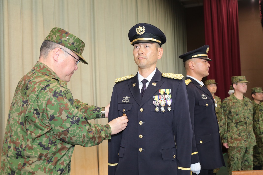 師団最先任上級曹長交代式】 師団は、3月13日、師団の准曹士隊員