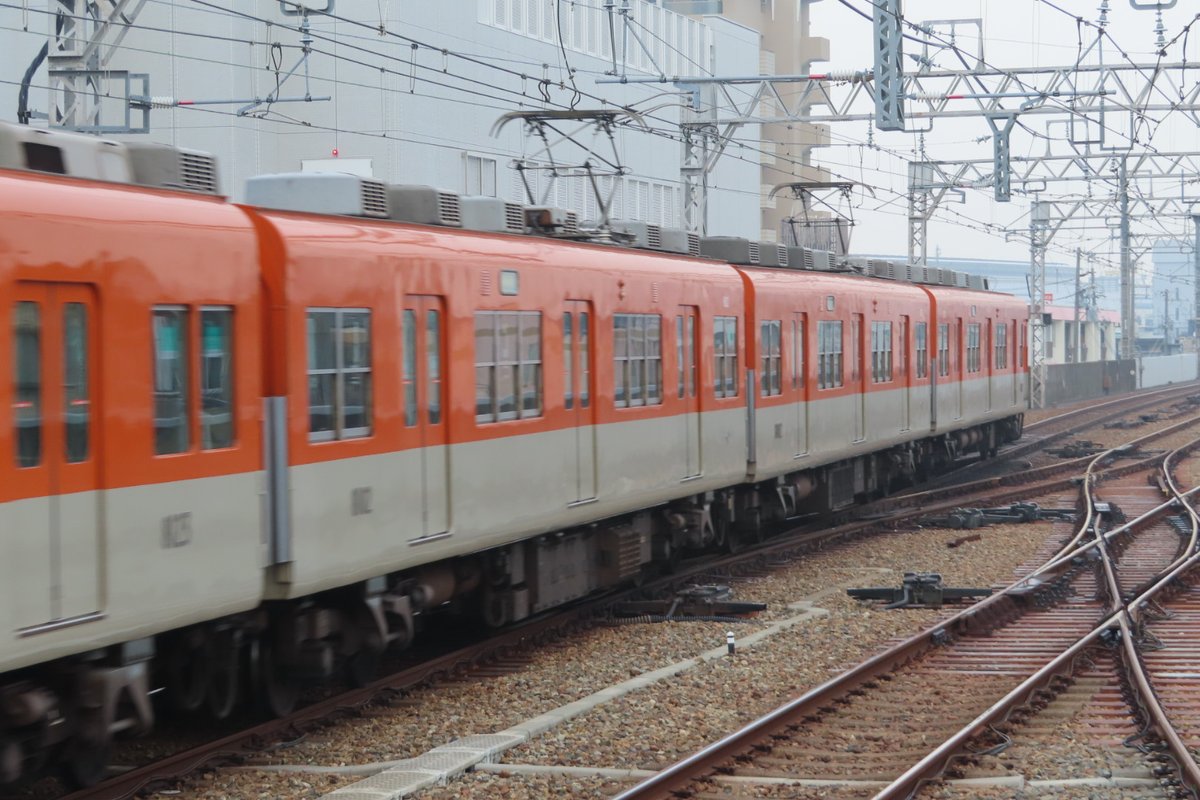阪神電鉄8523-8502編成。 赤胴車復活の発表で注目度が上がっている編成