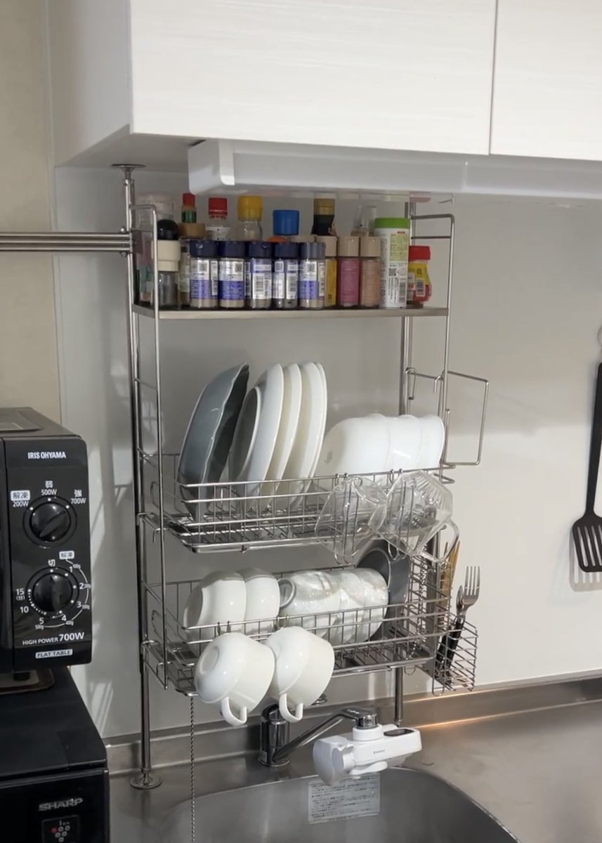 この突っ張り水切りラック知ってる？🫣 自動水切り機能付きで、大容量